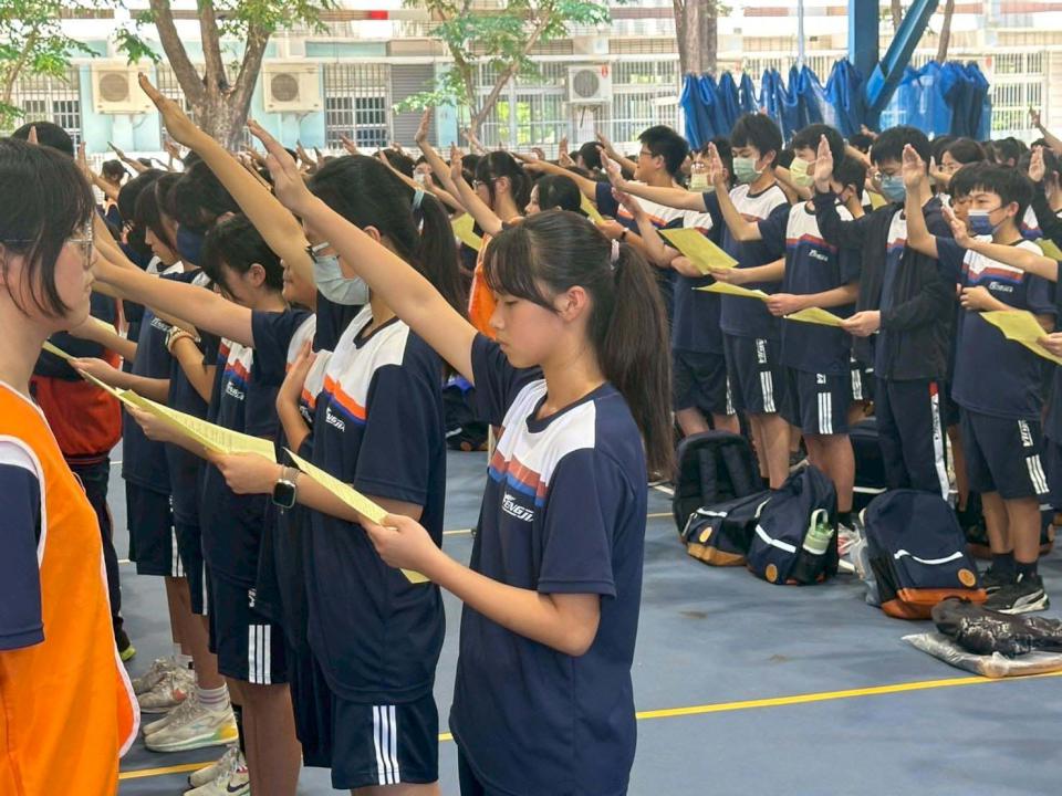 高市鳳山區鳳甲國中481名新生結訓穿越道心門 配戴榮譽領巾宣誓守護校譽