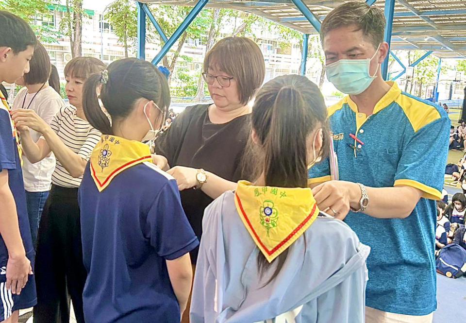 高市鳳山區鳳甲國中481名新生結訓穿越道心門 配戴榮譽領巾宣誓守護校譽