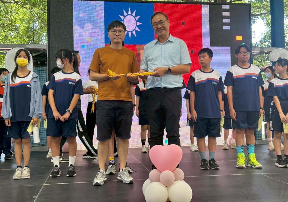 高市鳳山區鳳甲國中481名新生結訓穿越道心門 配戴榮譽領巾宣誓守護校譽