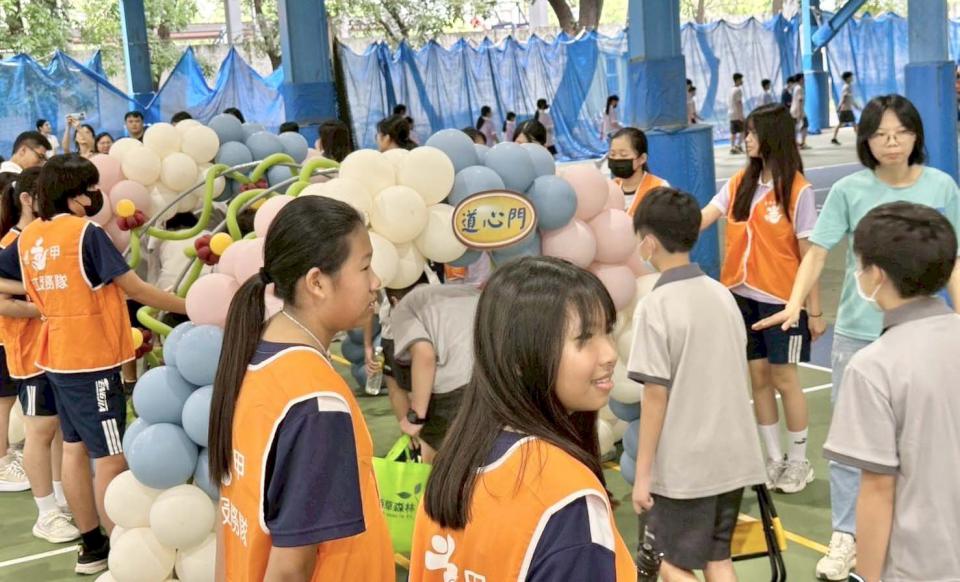 高市鳳山區鳳甲國中481名新生結訓穿越道心門 配戴榮譽領巾宣誓守護校譽