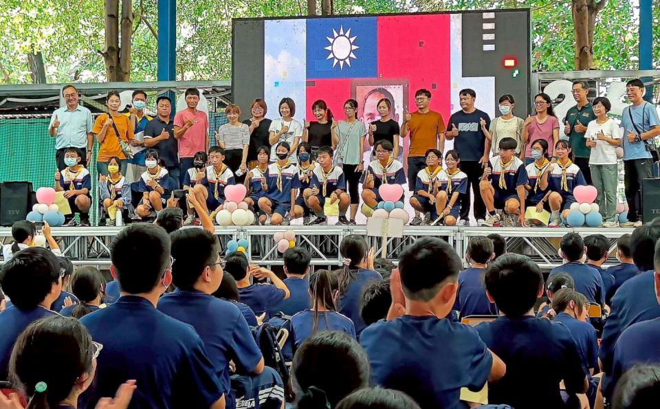 高市鳳山區鳳甲國中481名新生結訓穿越道心門 配戴榮譽領巾宣誓守護校譽