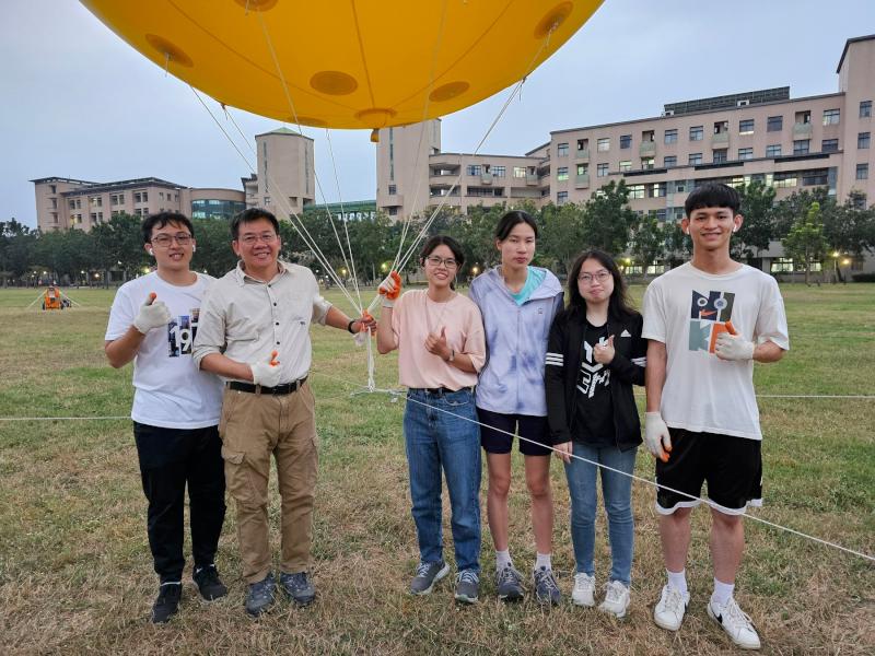 高大資管系蕭漢威師生團隊開發懸吊式座標載具移動系統 校內激發學生創意競賽摘金