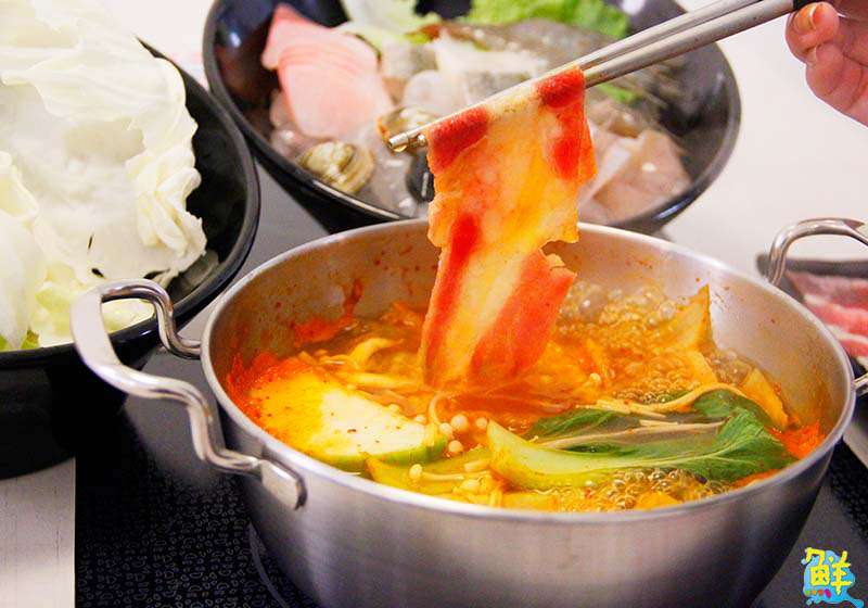 橫掃平價鍋物界 芫豪小火鍋 霸氣泡菜海陸鍋上市