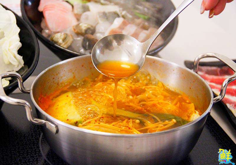 橫掃平價鍋物界 芫豪小火鍋 霸氣泡菜海陸鍋上市