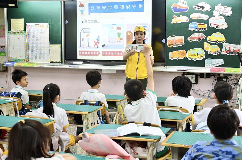 高市四維國小志工、家長合組小黃帽講師 舉例真實故事搭配肢體宣導交安