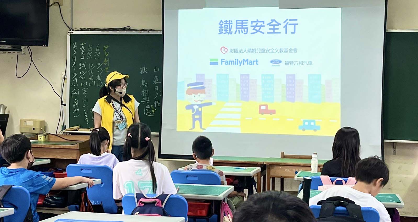 高市四維國小志工、家長合組小黃帽講師 舉例真實故事搭配肢體宣導交安