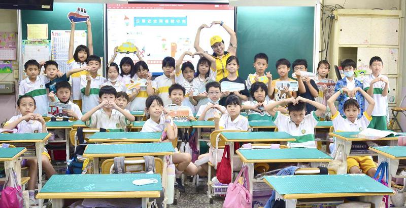 高市四維國小志工、家長合組小黃帽講師 舉例真實故事搭配肢體宣導交安