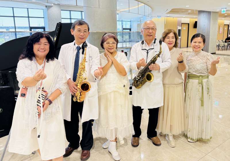高雄秀傳紀念醫院音樂會 薩克斯風合奏搭配志工團鋼琴及合唱