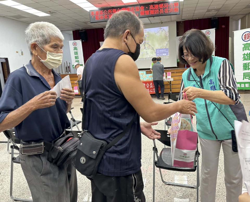 高雄郵局攜手台灣郵政協會前進美濃區公所 發送獨老、中低收入戶長者物資