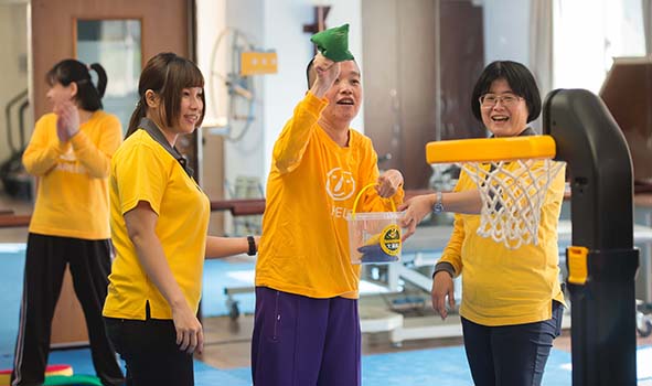 電商平台發起百元愛集結公益行動 會員資助喜憨兒服務經費贈人氣插畫手繪圍裙