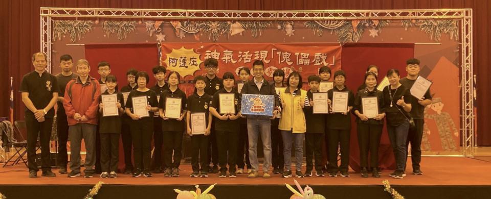 高市阿蓮區公所攜手陸軍裝甲564旅提前歡慶聖誕 舞台表演愛心捐資急難救助加義剪