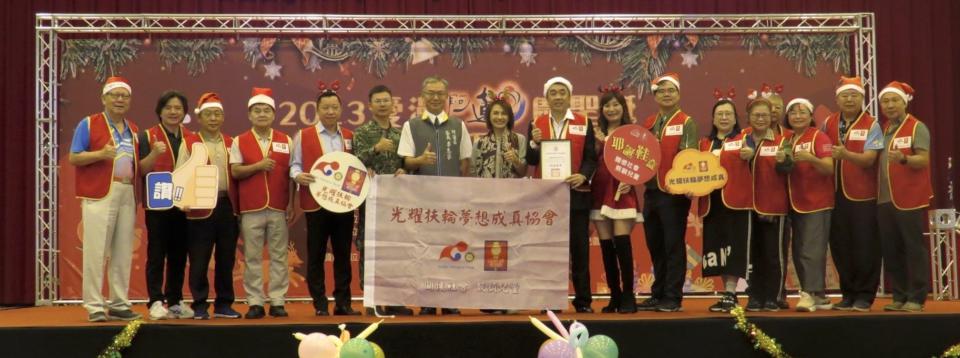 高市阿蓮區公所攜手陸軍裝甲564旅提前歡慶聖誕 舞台表演愛心捐資急難救助加義剪