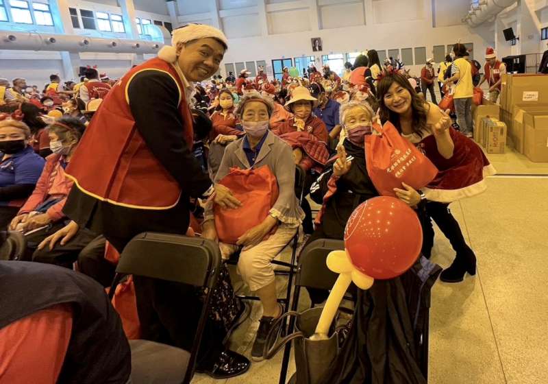 高市阿蓮區公所攜手陸軍裝甲564旅提前歡慶聖誕 舞台表演愛心捐資急難救助加義剪