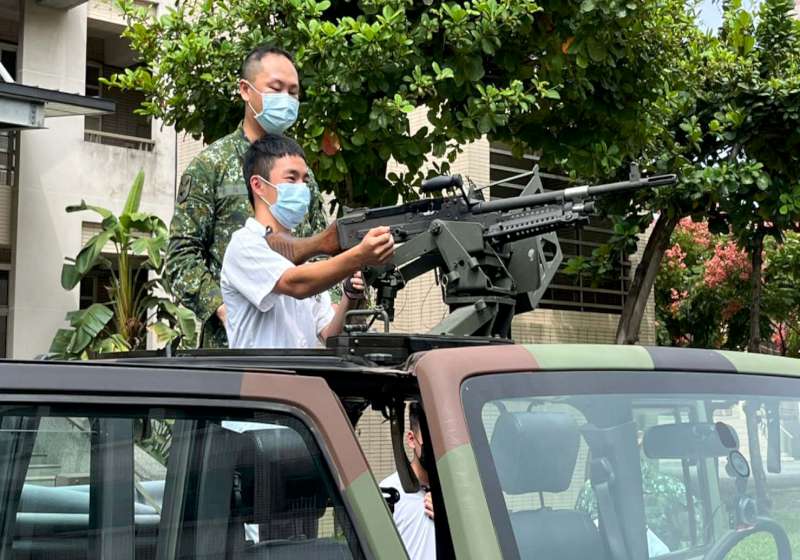 福誠高中全民國防教育陸軍週登場 學生盛讚加熱式餐盒香筍悶控肉好食