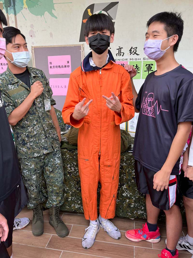福誠高中全民國防教育陸軍週登場 學生盛讚加熱式餐盒香筍悶控肉好食