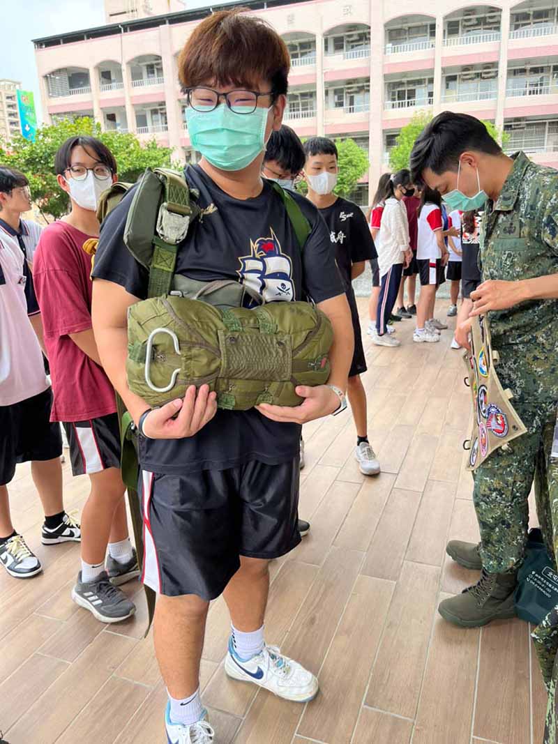 福誠高中全民國防教育陸軍週登場 學生盛讚加熱式餐盒香筍悶控肉好食