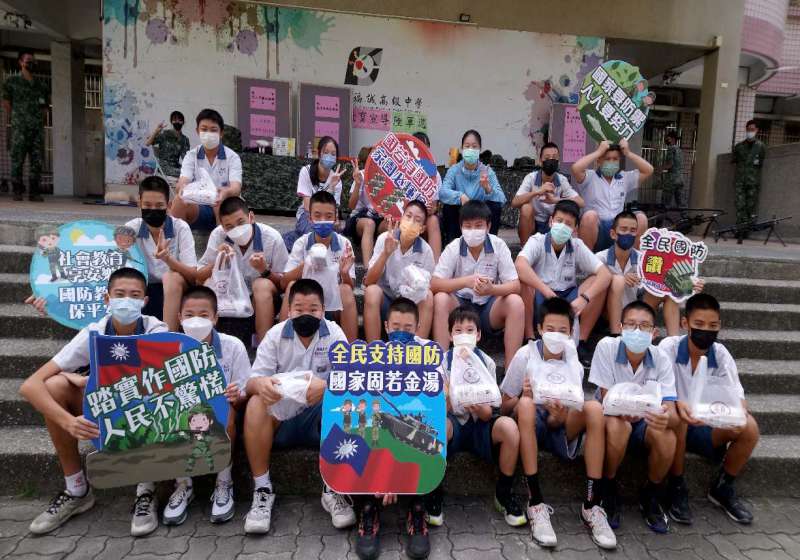 福誠高中全民國防教育陸軍週登場 學生盛讚加熱式餐盒香筍悶控肉好食
