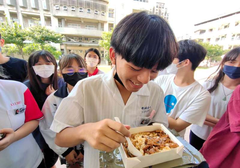 福誠高中全民國防教育陸軍週登場 學生盛讚加熱式餐盒香筍悶控肉好食