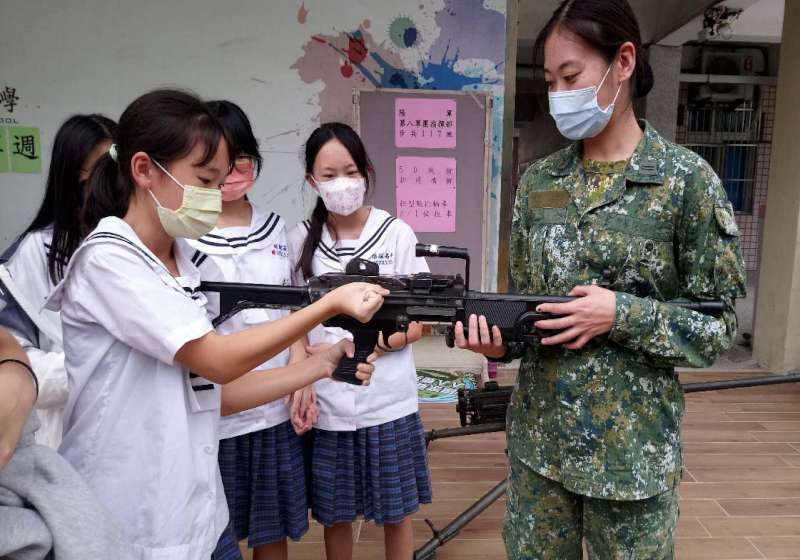 福誠高中全民國防教育陸軍週登場 學生盛讚加熱式餐盒香筍悶控肉好食