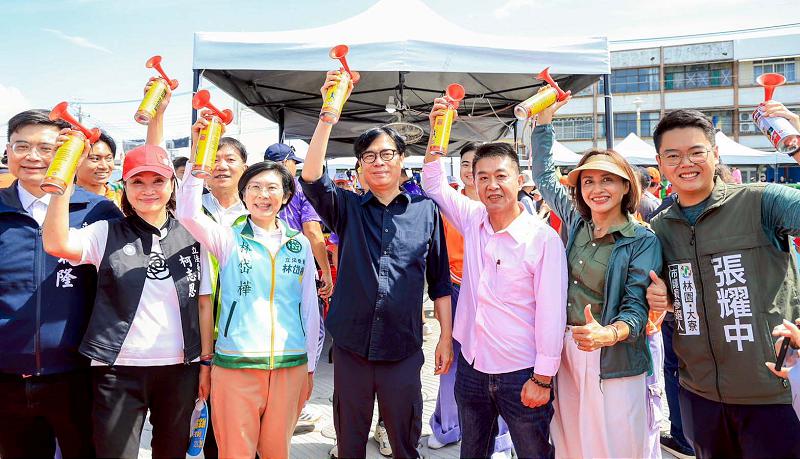 2025高雄端午龍舟嘉年華林園傳統龍舟賽陳其邁鳴笛 林園隊超越小港隊率先奪標