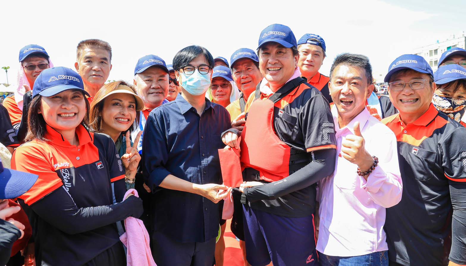 2025高雄端午龍舟嘉年華林園傳統龍舟賽陳其邁鳴笛 林園隊超越小港隊率先奪標