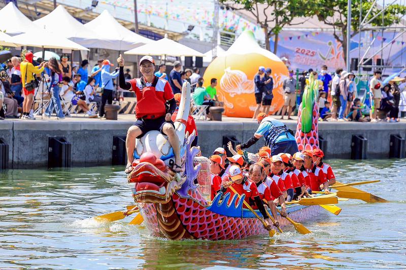 2025高雄端午龍舟嘉年華林園傳統龍舟賽陳其邁鳴笛 林園隊超越小港隊率先奪標