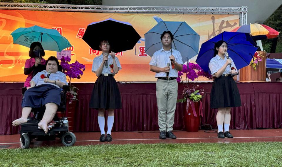 中山工商113學年度39班1421生歡喜離校 表揚錄取大專院校、市長獎等得主