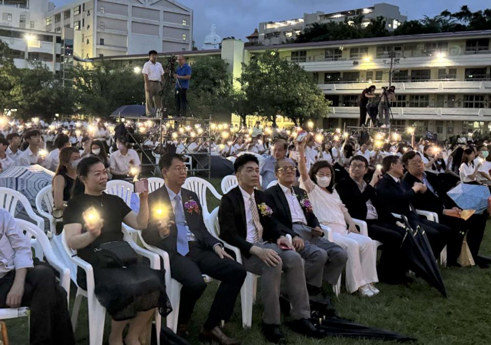 中山工商113學年度39班1421生歡喜離校 表揚錄取大專院校、市長獎等得主