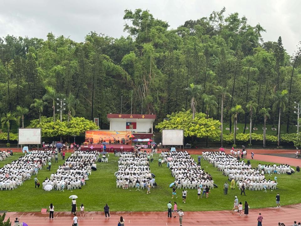中山工商113學年度39班1421生歡喜離校 表揚錄取大專院校、市長獎等得主