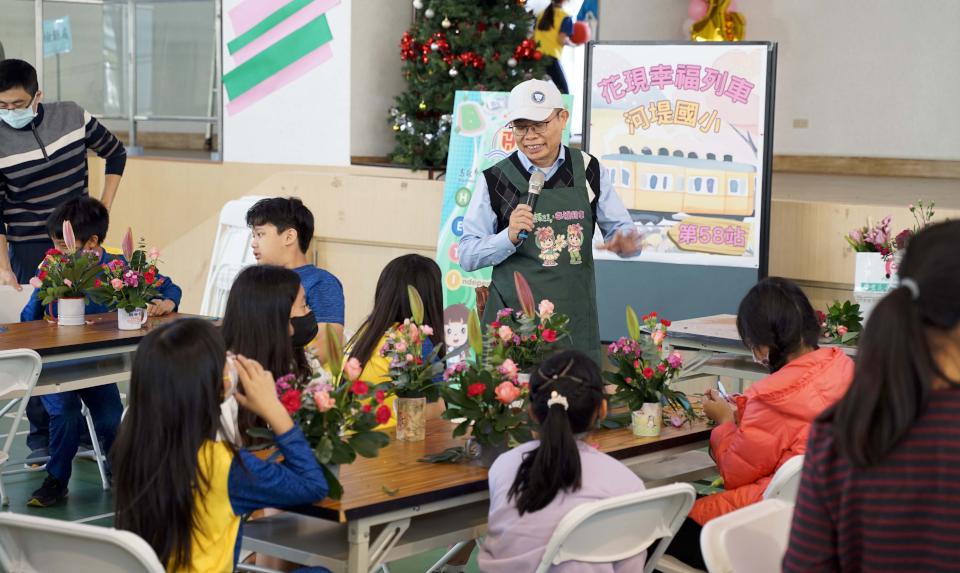 高雄鳳農市場花卉商花現幸福列車開抵河堤國小 介紹素材引導實做插花