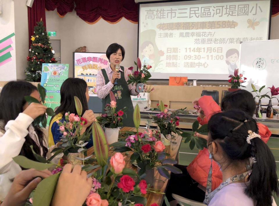 高雄鳳農市場花卉商花現幸福列車開抵河堤國小 介紹素材引導實做插花
