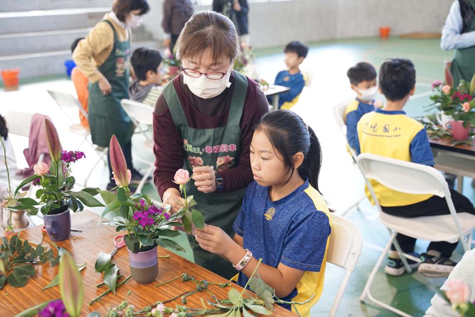 高雄鳳農市場花卉商花現幸福列車開抵河堤國小 介紹素材引導實做插花
