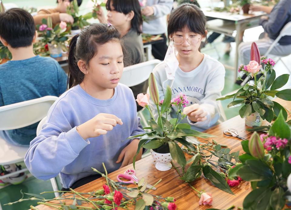 高雄鳳農市場花卉商花現幸福列車開抵河堤國小 介紹素材引導實做插花