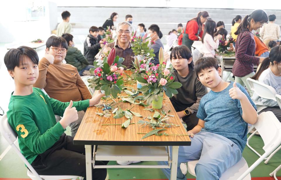 高雄鳳農市場花卉商花現幸福列車開抵河堤國小 介紹素材引導實做插花