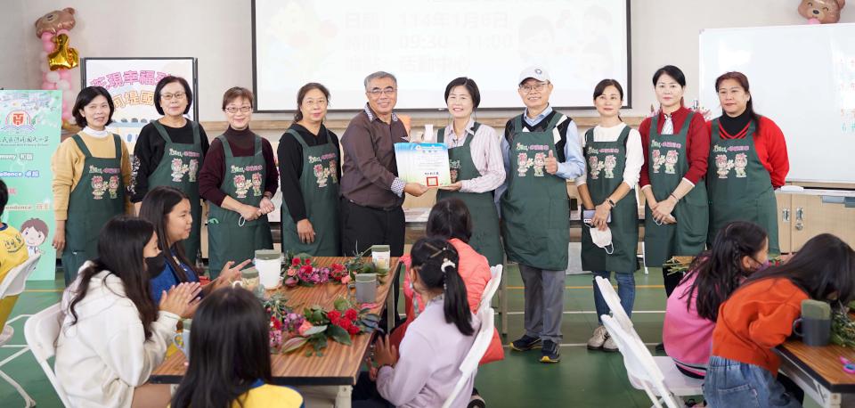 高雄鳳農市場花卉商花現幸福列車開抵河堤國小 介紹素材引導實做插花