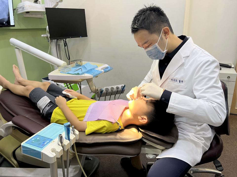 阻生齒作怪致幼童新牙難冒出頭 高市牙醫診所局部手術器械輔助矯正重建自信
