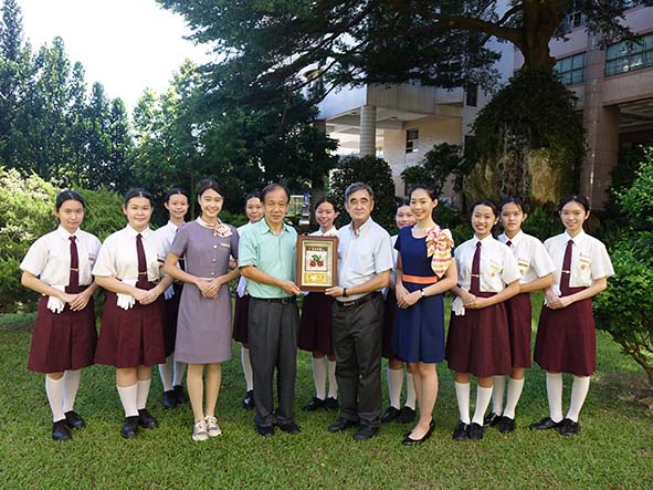 中山工商禮賓生之父黃海山榮退在即 期勉女孩勇敢大步前行逐夢