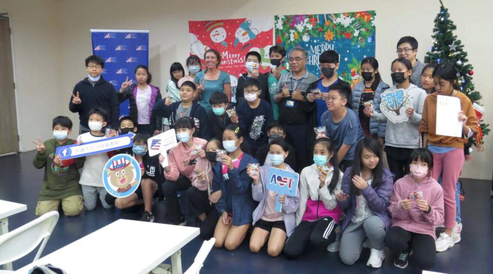 美國在臺協會高雄分處攜手高市圖河堤分館 邀美英語專家引導河堤國小童認識聖誕節