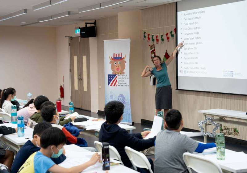 美國在臺協會高雄分處攜手高市圖河堤分館 邀美英語專家引導河堤國小童認識聖誕節