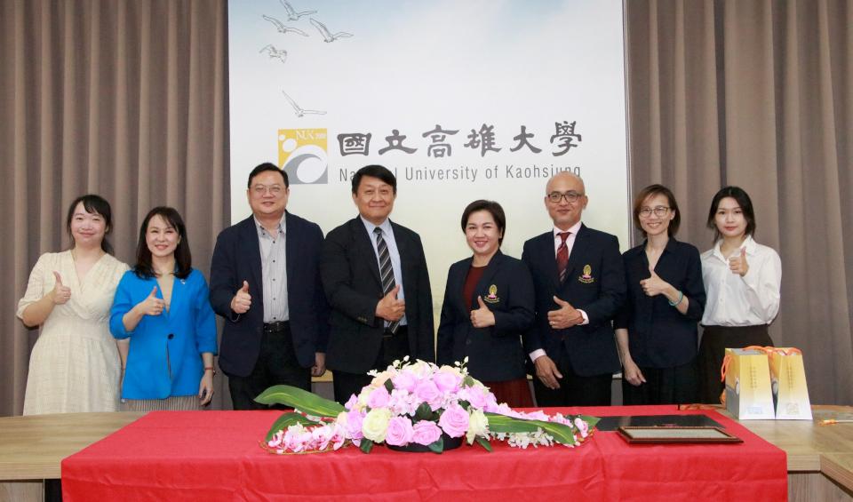 泰國朱拉隆功大學詩琳通泰語中心贈高大泰語檢定中心銘牌 宣示深化語文教育交流