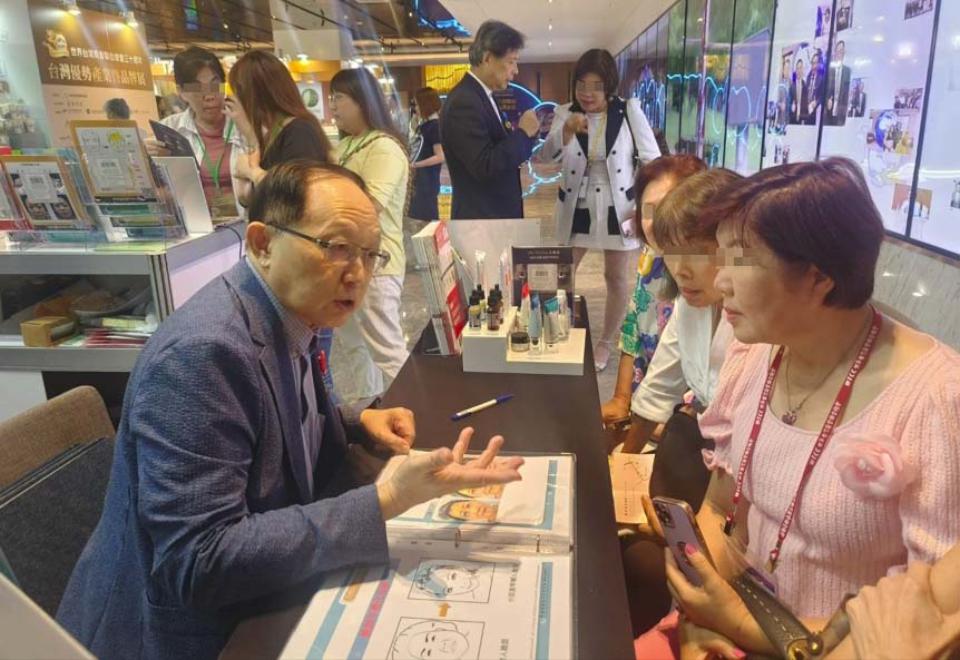 2024世界台灣商會聯合總會年會暨30週年大會高市舉行 資深整形名醫曹賜斌診所參展