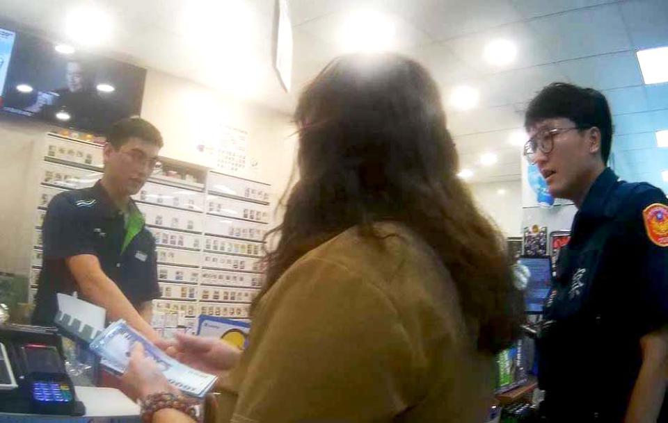 【第308期】男貨車司機不慎遺失約2萬元現鈔 拾獲者攜手苓雅警助尋回