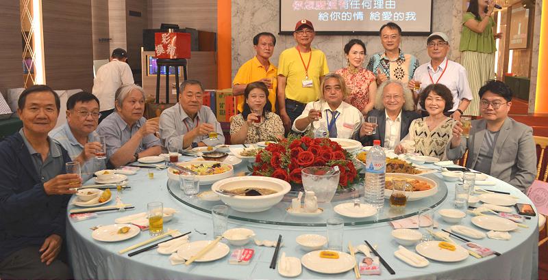 高市圓夢美術推廣畫會第5屆第2次會員大會 理事長曾期正感謝夥伴熱情參與