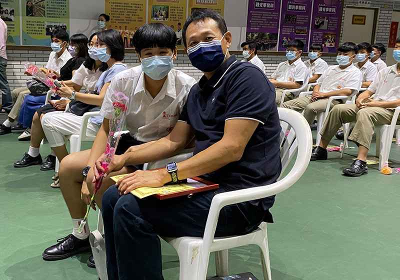 中山工商表揚208名孝親楷模學生 擦自製乳液送康乃馨花束感念父母恩