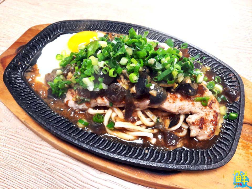 完美制霸高雄平價牛排圈!萬師父牛排 豪邁霸氣 圈粉無數