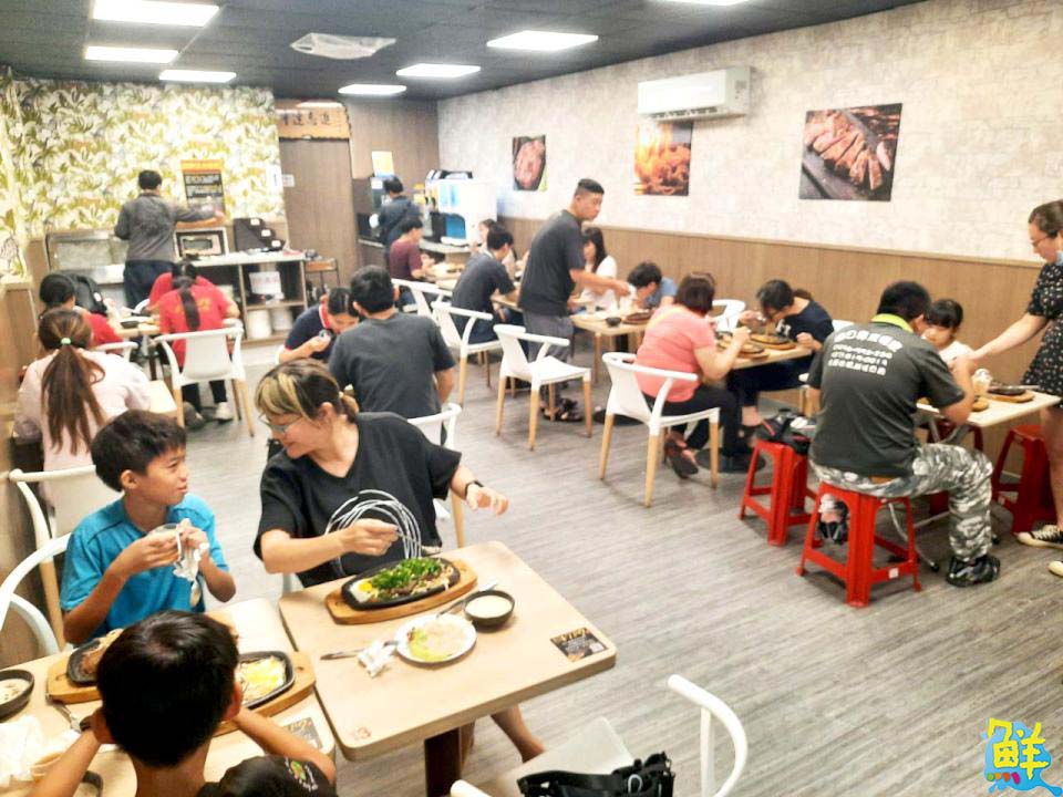 完美制霸高雄平價牛排圈!萬師父牛排 豪邁霸氣 圈粉無數