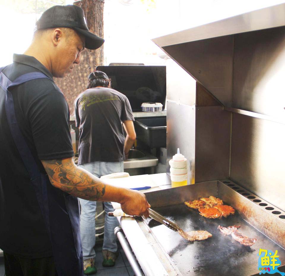 完美制霸高雄平價牛排圈!萬師父牛排 豪邁霸氣 圈粉無數