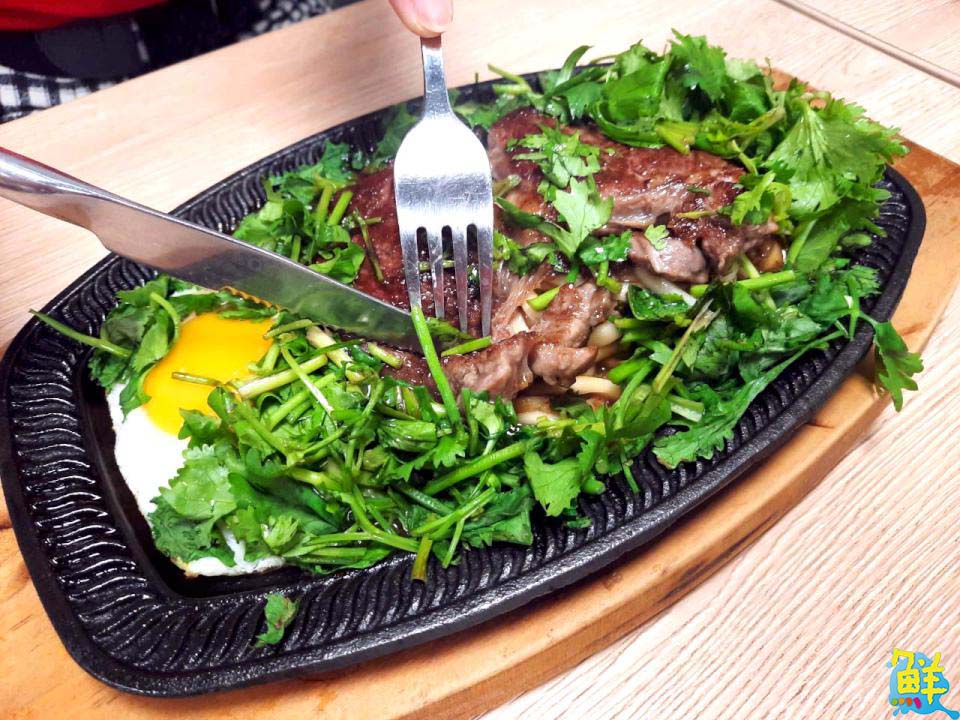 完美制霸高雄平價牛排圈!萬師父牛排 豪邁霸氣 圈粉無數