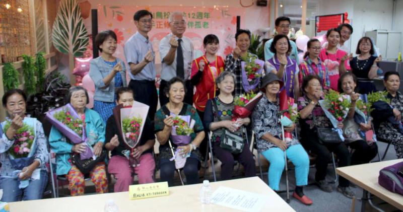 華山基金會鳥松天使站獨居長輩作客正修科大 贈花束禮包手作苔球盆栽提前賀母親節