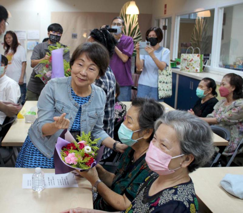 華山基金會鳥松天使站獨居長輩作客正修科大 贈花束禮包手作苔球盆栽提前賀母親節